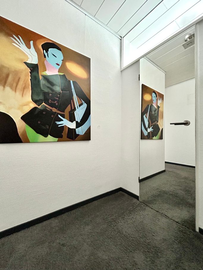 Flur 2 Moderne Kunstwerke an Wänden eines schlichten Flures mit grauem Boden.