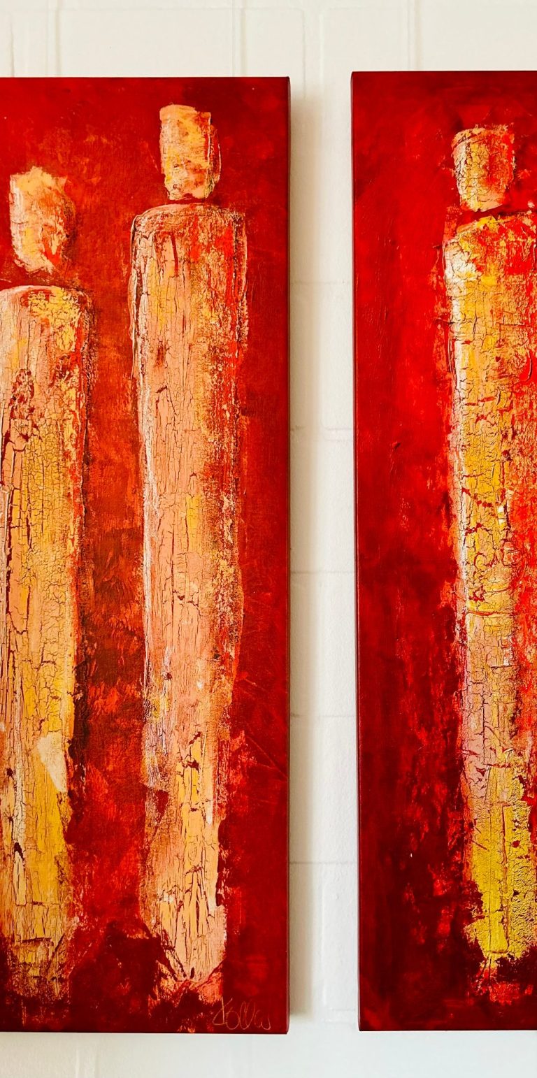 Co-Living bei Übergängen mit thematischem Fokus Zwei Bilder mit drei abstrakten Figuren auf rotem Hintergrund, in warmen Erdtönen gehalten.