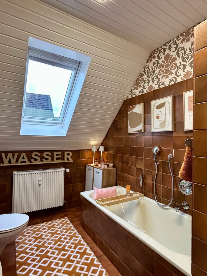Bad Modernes Badezimmer mit braunen Fliesen, Wanne und Fenster. Dekorative Wandgestaltung.