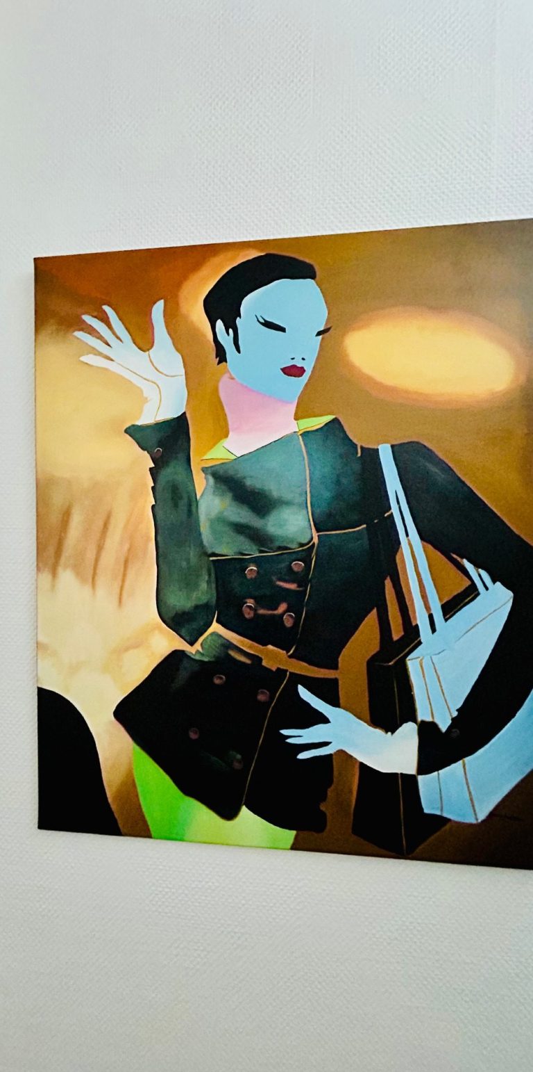 Persönlichkeitsentfaltung Stilisierte Person in eleganter Kleidung mit einer Hand in Winkgeste.